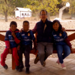 Padre Miguel con niños tarahumara en Creel Chihuahua, CACSTAC (COMPLEJO ASISTENCIAL CLÍNICA SANTA TERESITA)