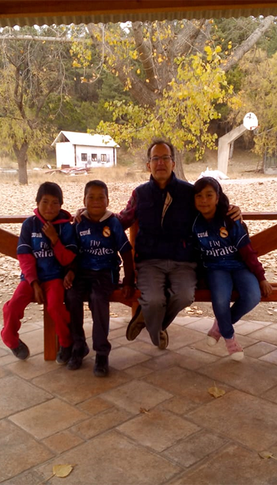 Padre Miguel con niños tarahumara en Creel Chihuahua, CACSTAC (COMPLEJO ASISTENCIAL CLÍNICA SANTA TERESITA)